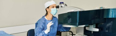 Hastane yatağında çalışan önlüklü bir doktor..
