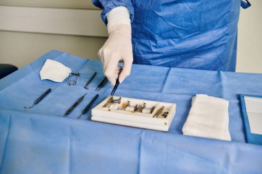 Hastane önlüklü hasta lazer görme düzeltmesi için cerrahi alet hazırlıyor..