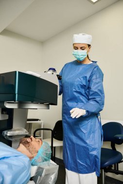 Cerrahi önlüklü bir kadın, bir doktorun muayenehanesinde duruyor..