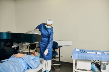 Hastane yatağında, cerrahi maske takan doktorun yanında yatan bir hasta.