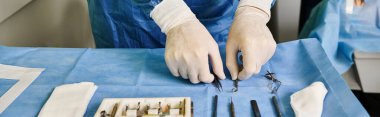 Beyaz eldivenli adam doktor ofisinde lazer görüş düzeltmesi yapıyor..