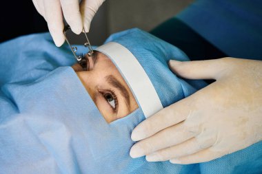 Kendini adamış doktor kadın yüzüne lazer görüş düzeltmesi yapıyor..