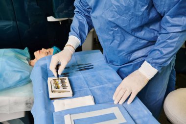 Hastane önlüklü kadın klinik ortamda ameliyat yapıyor..