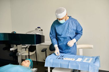 Önlüklü cerrah lazer görme düzeltmesi için tıbbi makine kullanıyor..