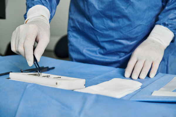 Человек в синей форме умело использует свои инструменты.