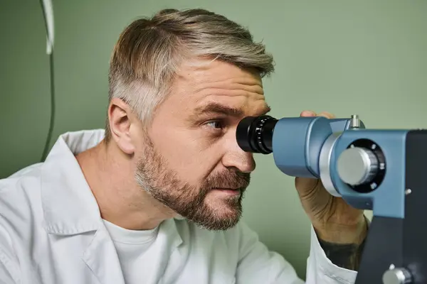 Man Meticulously Examines Someones Vision — Stock Photo, Image