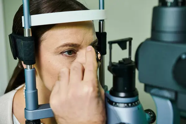 Arzt Überprüft Das Sehvermögen Seiner Patientin — Stockfoto