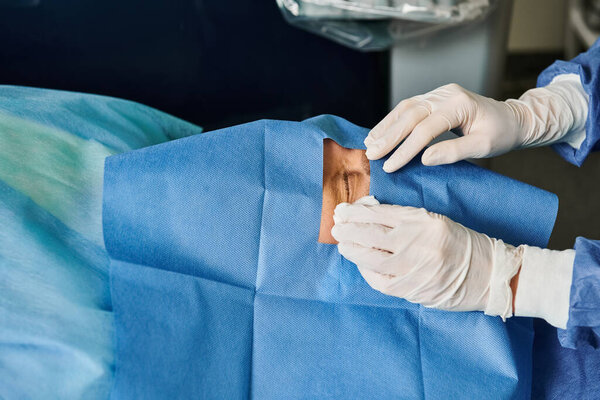 Человек в больничном халате проводит операцию.