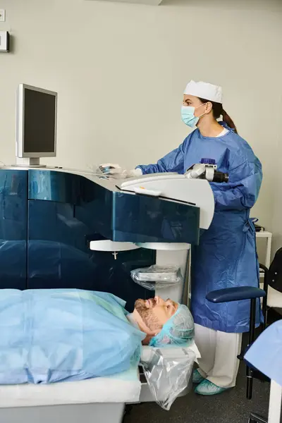 Arzt Betreut Einen Patienten Krankenhausbett — Stockfoto