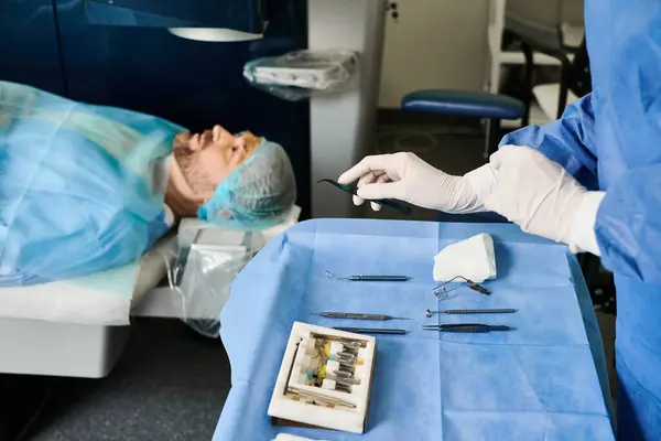 Bir Adam Hastane Yatağında Yatıyor Seruma Bağlanmış Direnç Gösteriyor — Stok fotoğraf