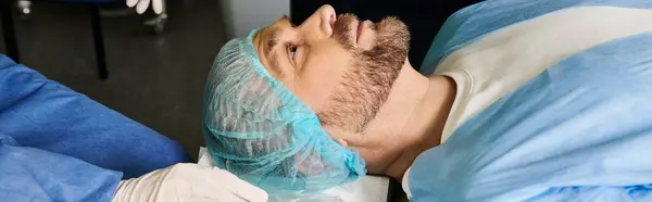 Man Ligger Sjukhussäng Klädd Medicinsk Mask För Skydd — Stockfoto