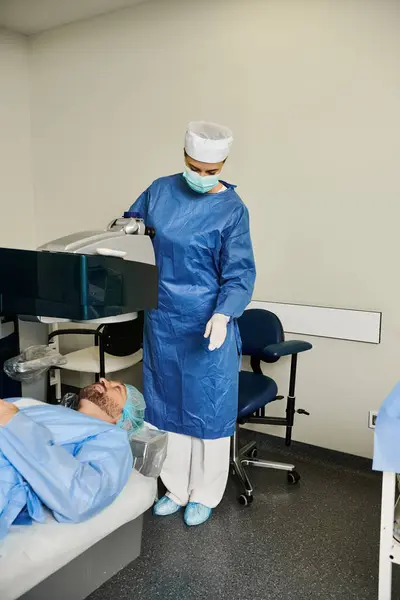 Hastane Odasındaki Hastaların Yanında Destek Veren Bir Doktor — Stok fotoğraf