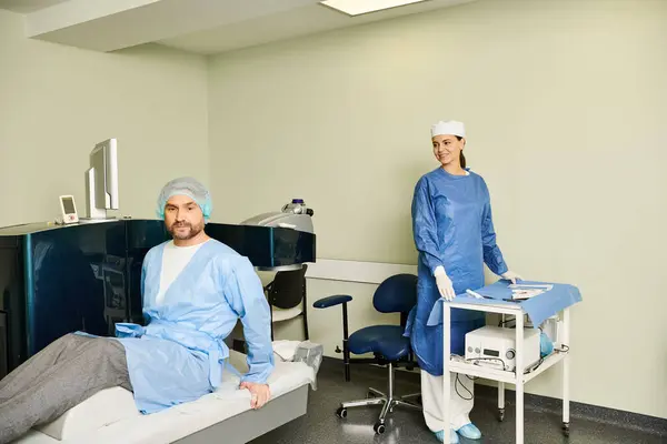 Een Man Operatiekleding Zit Een Ziekenhuisbed — Stockfoto