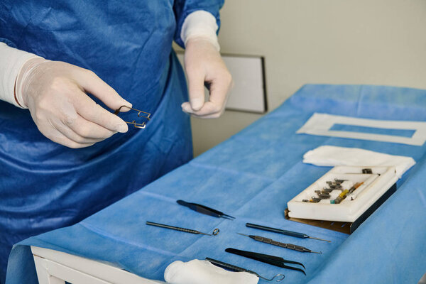 Преданный врач, используя свои медицинские инструменты.