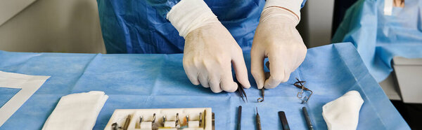 Человек в белых перчатках проводит лазерную коррекцию зрения в кабинете врача.