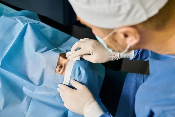 정밀도로 수술을 수행하는 가운의 외과의사 — 스톡 사진