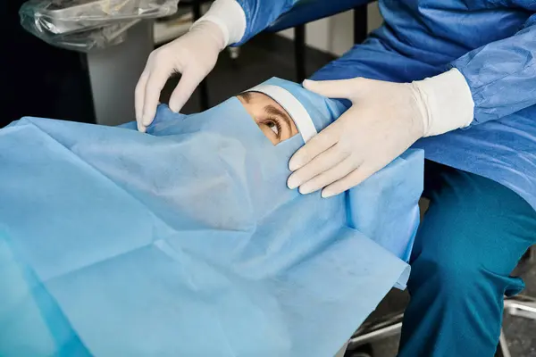 Specjalny Chirurg Wykonujący Laserową Korekcję Wzroku Twarzy Kobiet — Zdjęcie stockowe