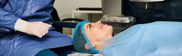 Kobieta Niebieskiej Sukni Spokojnie Leżąca Szpitalnym Łóżku — Zdjęcie stockowe