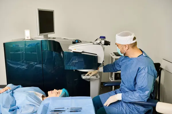 Henkilö Leikkauspuvussa Joka Käyttää Konetta Lasernäön Korjaamiseen — kuvapankkivalokuva