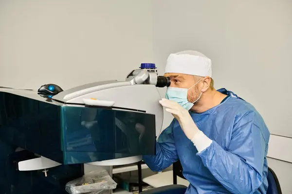 Hombre Con Una Máscara Quirúrgica Examina Través Microscopio — Foto de Stock