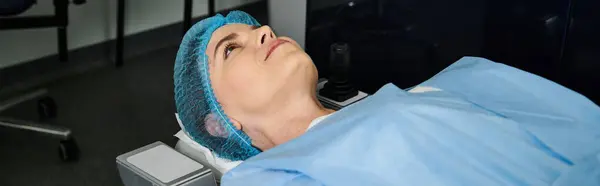 Uomo Riposa Tranquillamente Letto Ospedale Indossando Cappello Blu Scrub — Foto Stock