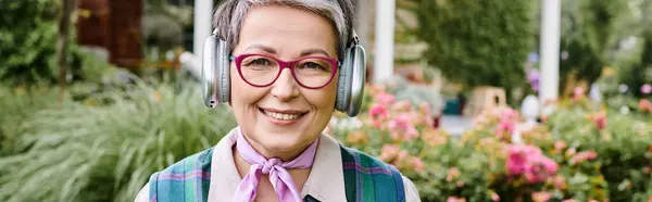 Debonair Wesoła Dojrzała Kobieta Stylowych Okularach Pozowanie Słuchawkami Uśmiech Kamery — Zdjęcie stockowe