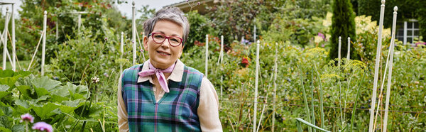 утонченная зрелая радостная женщина с короткими волосами, улыбающаяся перед камерой возле своего дома в Англии, баннер