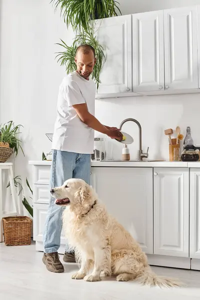 Homem Afro Americano Está Lado Seu Cão Labrador Cozinha Mostrando — Fotografia de Stock