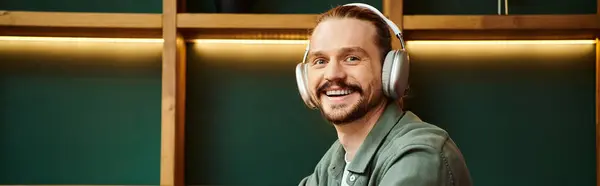 Hombre Feliz Sentado Una Mesa Absorto Música Con Auriculares Cafetería — Foto de Stock