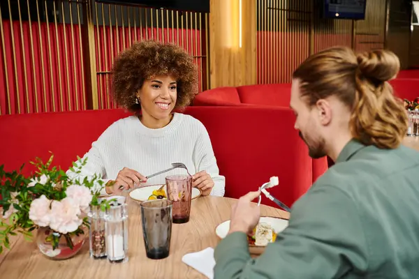 Una Mujer Afroamericana Está Sentada Una Mesa Café Moderno Disfrutando —  Fotos de Stock