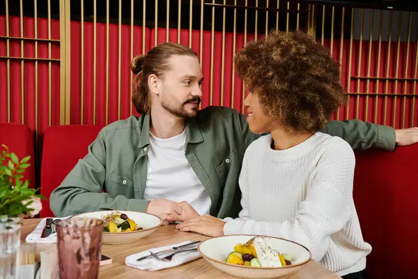 Eine Afroamerikanische Frau Und Ein Mann Sitzen Einem Tisch Mit — Stockfoto