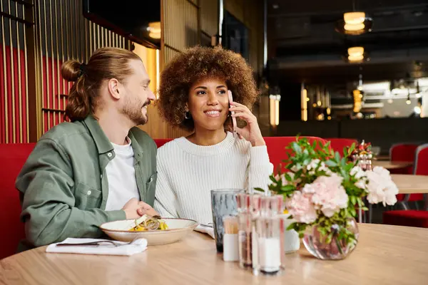 African American Woman Man Modern Cafe Table — Stock Photo, Image