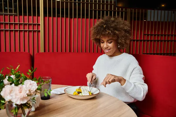 African American Woman Sits Table Enjoying Plate Food Modern Cafe — Stock Photo, Image