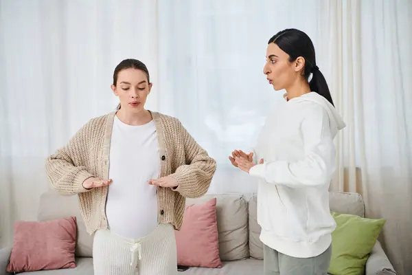 Pregnant Woman Sits Sofa Next Her Trainer Parents Courses Warmly — Stock Photo, Image