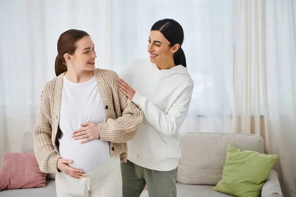 Pregnant Woman Sits Sofa Next Her Trainer Parents Courses While — Stock Photo, Image