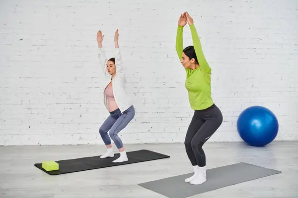 Kvinner Synlig Gravid Står Yogamatter Praktiserer Mindfulness Avslapning Foreldrekurs – stockfoto