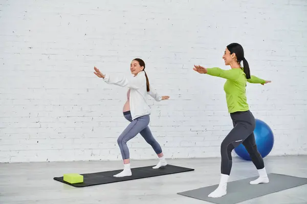 Een Zwangere Vrouw Oefent Yoga Met Haar Coach Tijdens Een — Stockfoto