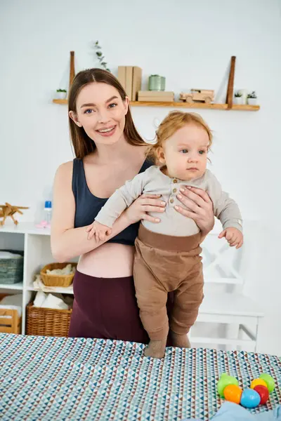 Een Jonge Mooie Moeder Wiegt Haar Baby Haar Armen — Stockfoto