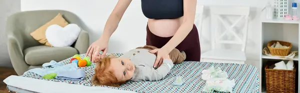 Uma Jovem Mãe Levanta Sobre Seu Bebê Deitado Uma Cama — Fotografia de Stock