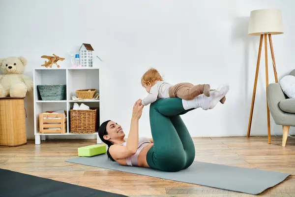 一位年轻貌美的母亲在一个家长课程的教练的指导下 优雅地和她的孩子练习瑜伽 — 图库照片
