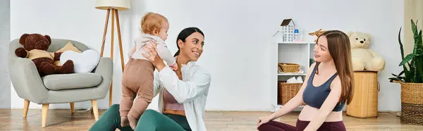 若くて美しい母親が床に座り 両親のコースでコーチから指導を受けながら赤ちゃんをケアで締めくくり — ストック写真