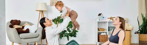 Mladá Matka Sedí Podlaze Dítětem Ramenou Podpírána Trenérem Kurzu Rodičů — Stock fotografie