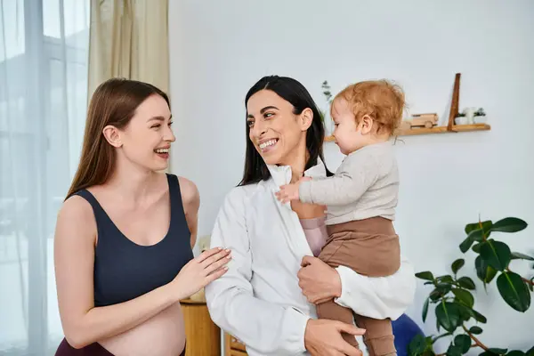 Una Joven Hermosa Madre Sostiene Bebé Mientras Sonríe Entrenador Apoyo —  Fotos de Stock