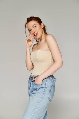 Bronz bluzlu bir kadın zarif poz verir..