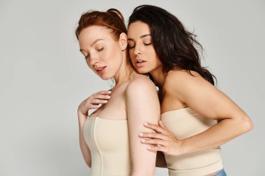 İki mutlu kadın birbirine sarılıyor ve fotoğraf için poz veriyor..