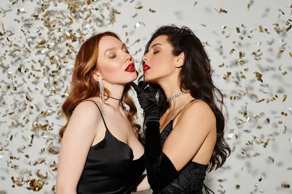 Dvě Elegantní Ženy Milující Lesbický Pár Radostně Stojící Bok Boku — Stock fotografie