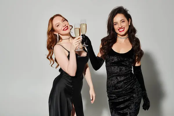 Zwei Frauen Schwarzen Kleidern Feiern Mit Champagnerflöten — Stockfoto