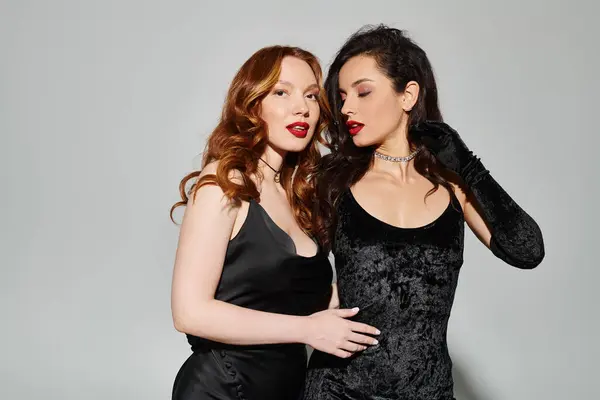 Ein Liebevolles Lesbisches Paar Geschmückt Mit Eleganten Schwarzen Kleidern Posiert — Stockfoto