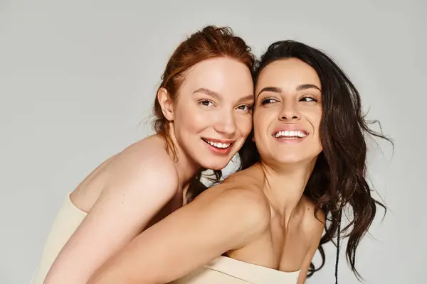 两个优雅的女人拥抱在一起 开心地笑着 — 图库照片