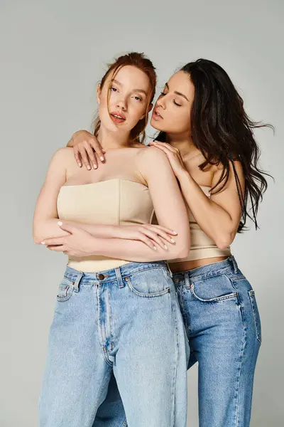 Dvě Ženy Elegantním Oděvu Vřele Objímají Objímají — Stock fotografie